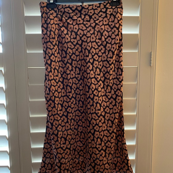 Light pink and black floral pattern midi skirt - Picture 5 of 7